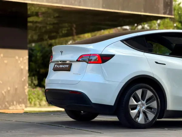 Tesla Model Y Long Range Dual Motor AWD 3