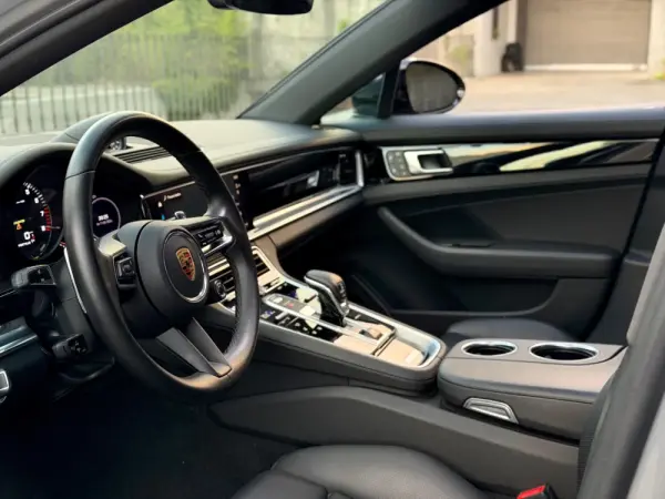Porsche Panamera Platinum Edition 36