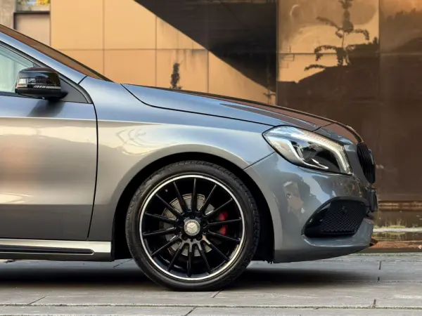 Mercedes-Benz A 180 AMG Line 31