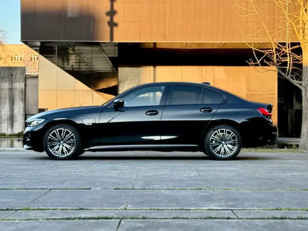 BMW 320 e Pack Desportivo M Auto 26