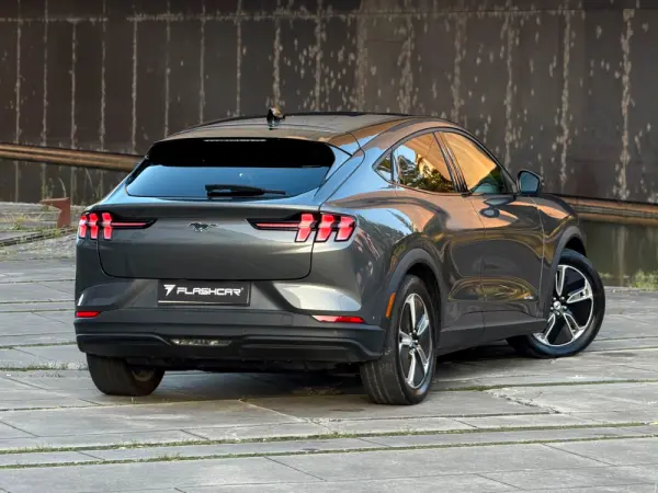 Ford Mustang Mach-E Mach-E SR RWD 76 kWh 198 kW 37