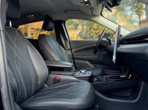 Ford Mustang Mach-E 75.7 kWh Base 19