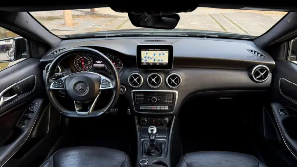 Mercedes-Benz A 180 AMG Line 17