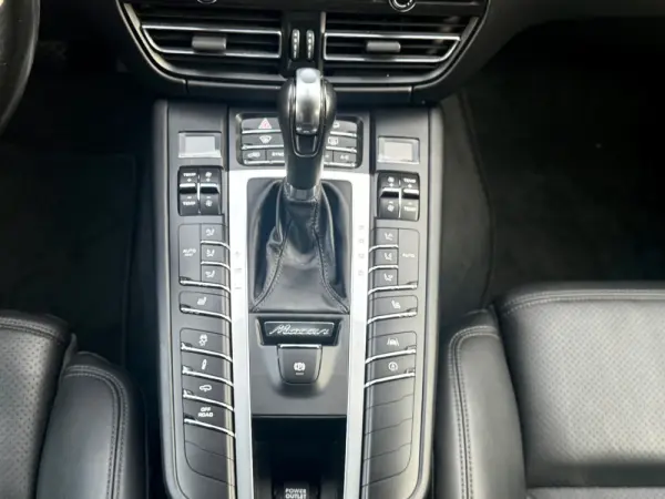 Porsche Macan Standard 33