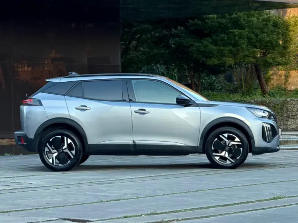 Peugeot 2008 1.2 PureTech Allure Pack 10