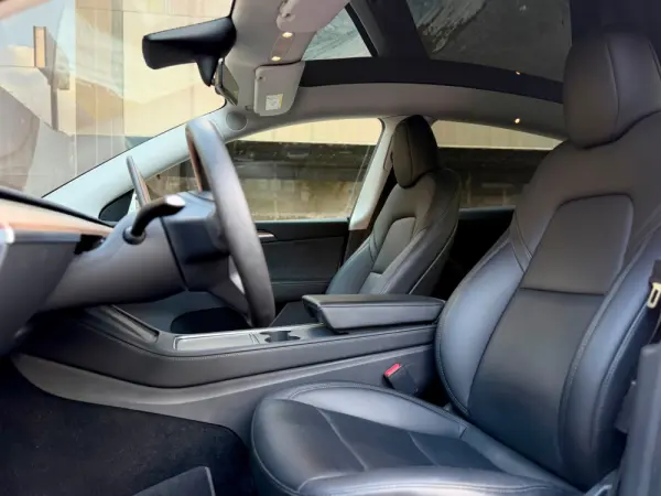 Tesla Model Y Long Range Dual Motor AWD 9