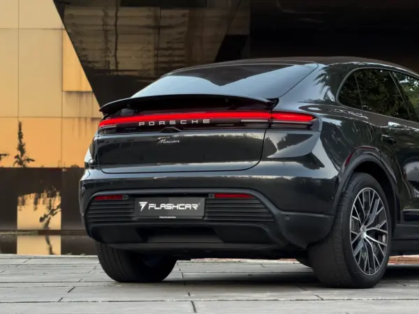 Porsche Macan Electric 12