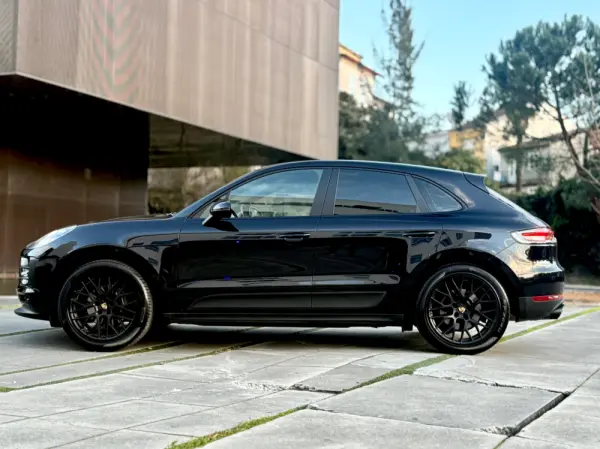 Porsche Macan Standard 25