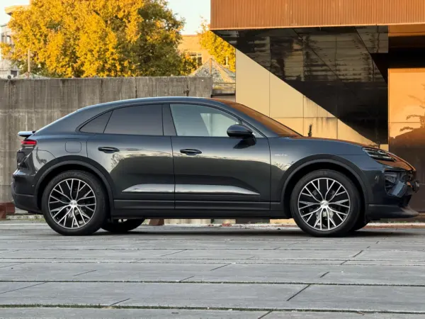 Porsche Macan Electric 22