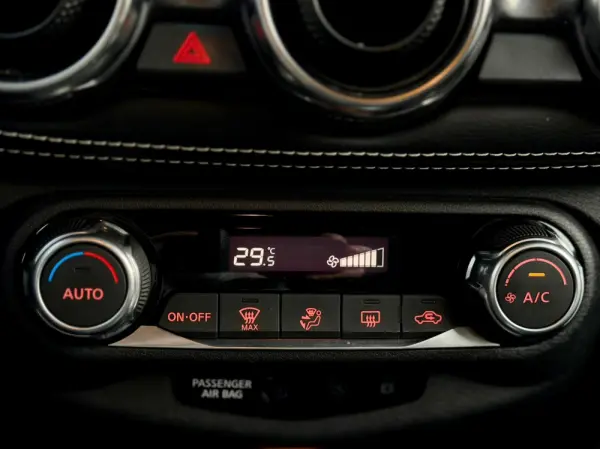 Nissan Juke 1.0 DIG-T N-Design Black 38