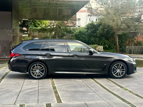 BMW 520 e Pack M 12