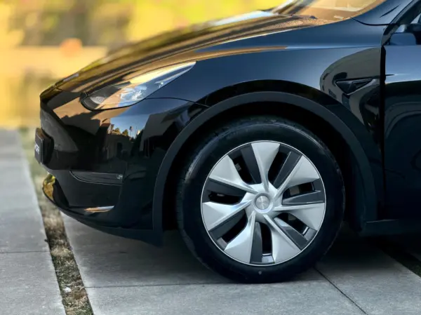 Tesla Model Y Long Range Dual Motor AWD 8