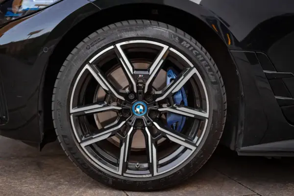 BMW i4 eDrive40 Pack Desportivo M 23