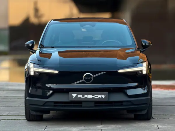 Volvo EX30 Twin Motor Performance AWD Plus 18