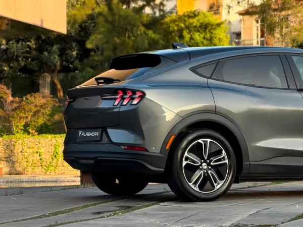 Ford Mustang Mach-E Mach-E SR RWD 76 kWh 198 kW 22