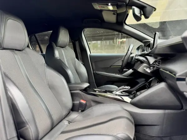 Peugeot 208 GT 4