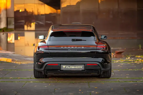 Porsche Taycan Cross Turismo 4 18