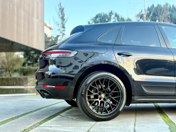 Porsche Macan Standard 22