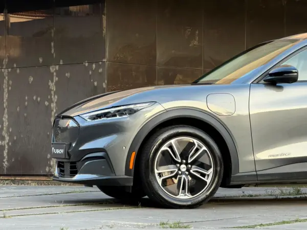 Ford Mustang Mach-E Mach-E SR RWD 76 kWh 198 kW 16