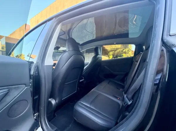 Tesla Model Y Long Range Dual Motor AWD 9