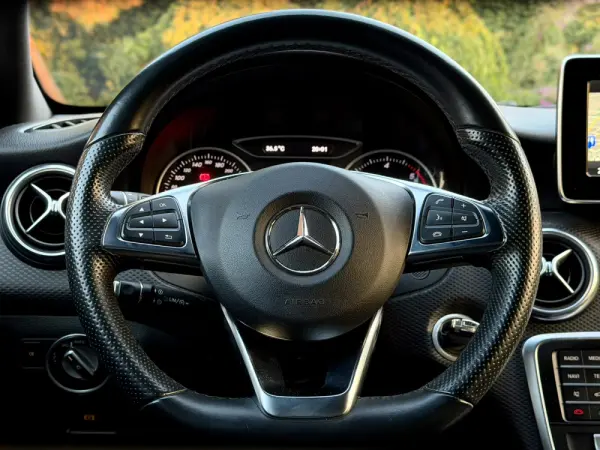 Mercedes-Benz A 180 AMG Line 14