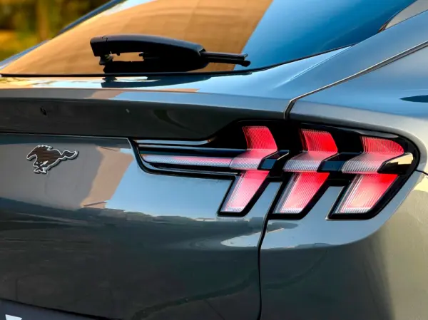 Ford Mustang Mach-E Mach-E SR RWD 76 kWh 198 kW 32