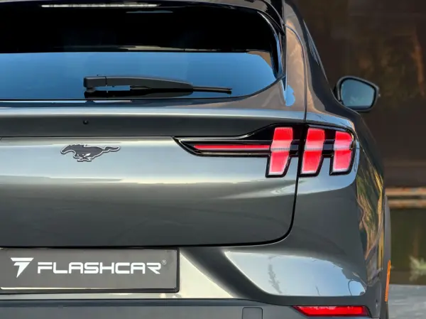 Ford Mustang Mach-E Mach-E SR RWD 76 kWh 198 kW 30