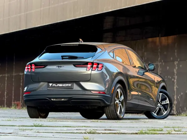 Ford Mustang Mach-E Mach-E SR RWD 76 kWh 198 kW 33