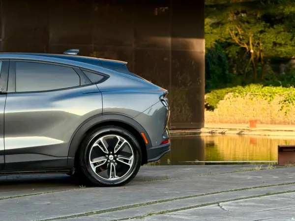 Ford Mustang Mach-E Mach-E SR RWD 76 kWh 198 kW 15