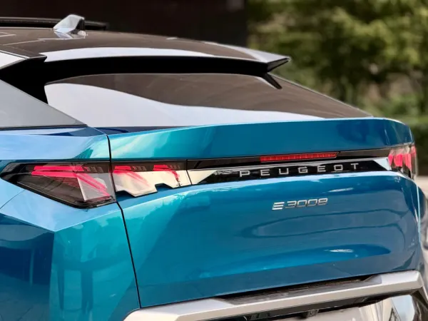 Peugeot E-3008 73 kWh GT 63