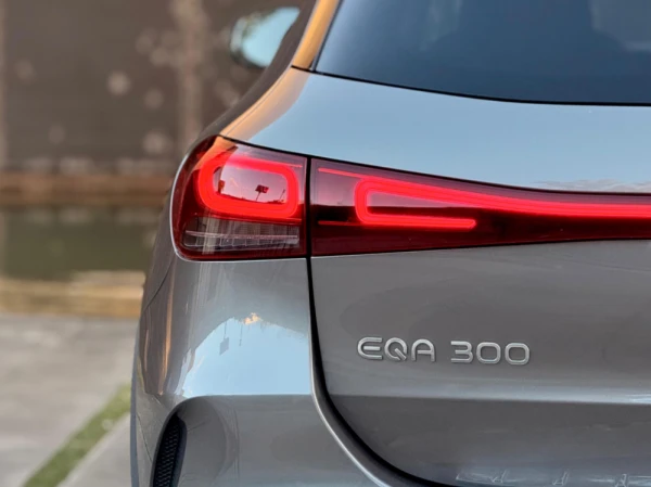 Mercedes-Benz EQA 300 4Matic AMG Line 20