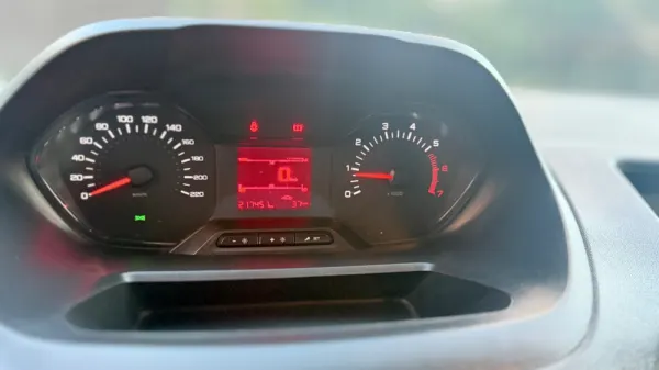 Peugeot Partner 2l comercial 6