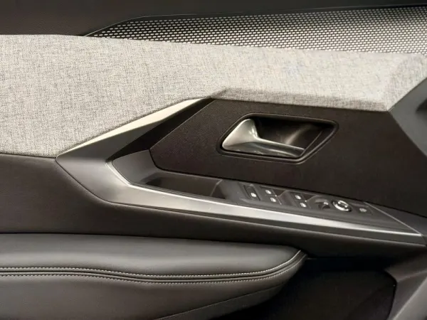 Peugeot E-3008 73 kWh GT 26