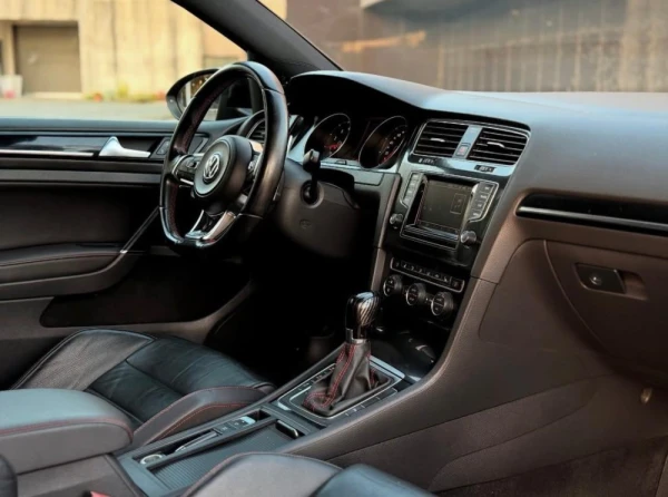 Volkswagen Golf GTI performance 31