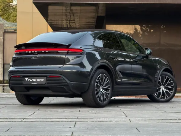 Porsche Macan Electric 11