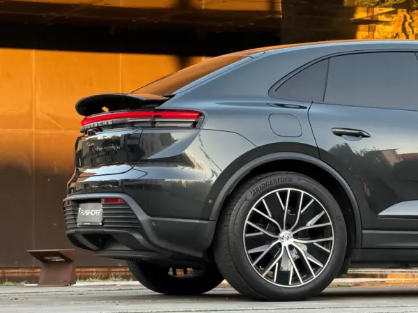 Porsche Macan Electric 25