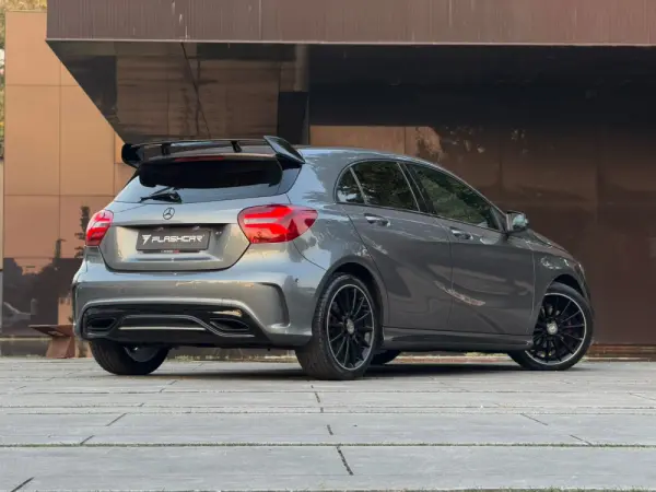 Mercedes-Benz A 180 AMG Line 8