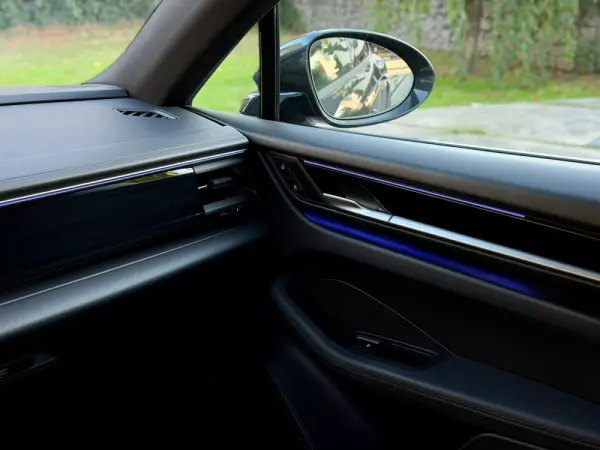 Porsche Macan Electric 47