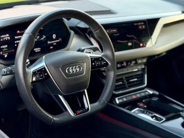 Audi e-tron GT quattro 10