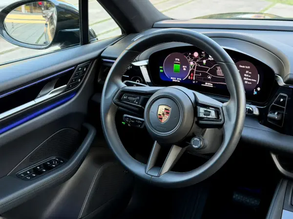 Porsche Macan Electric 48