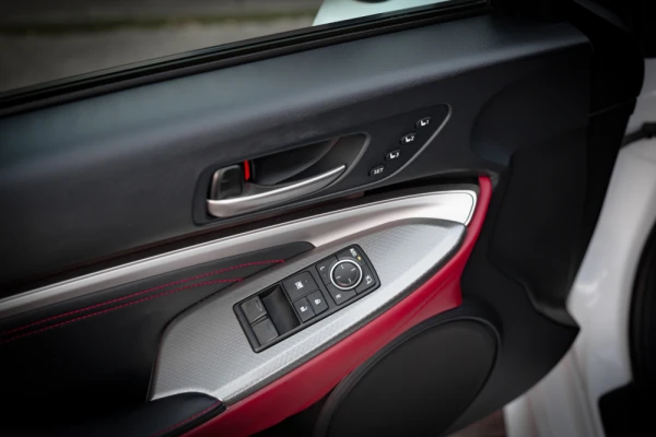 Lexus RC 300h F Sport 33