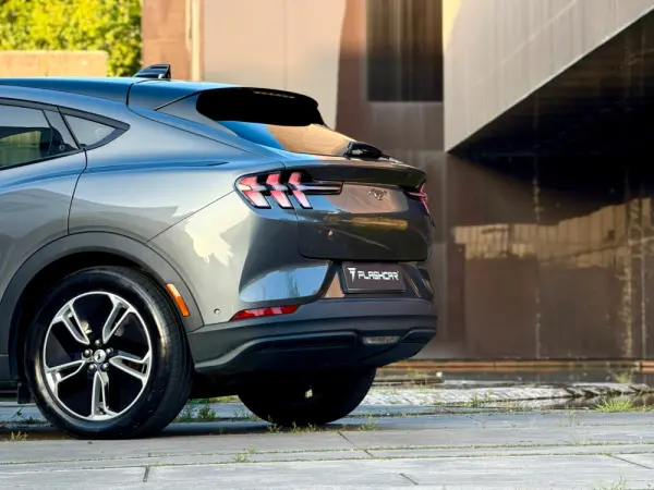 Ford Mustang Mach-E Mach-E SR RWD 76 kWh 198 kW 19
