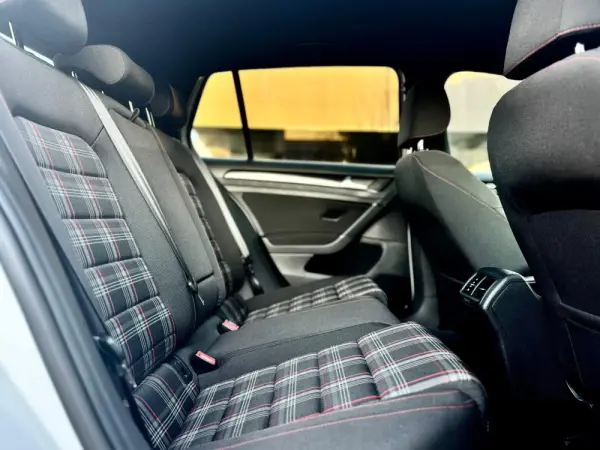 Volkswagen Golf 23