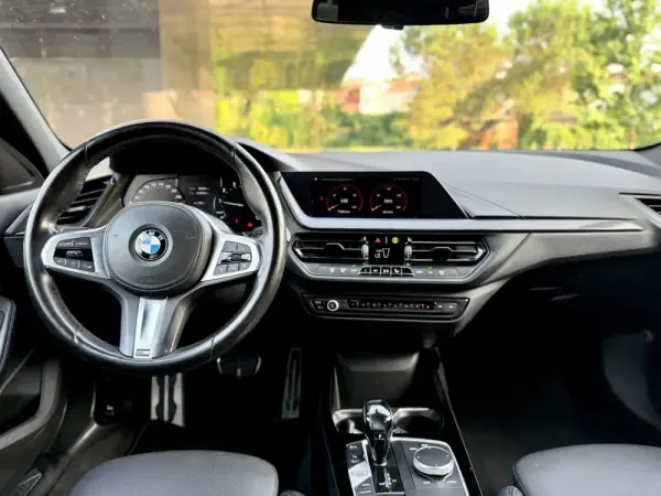 BMW 118 i Pack Desportivo M Auto 3