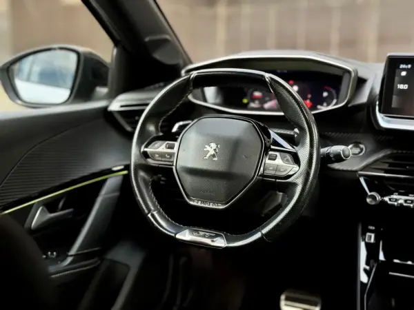 Peugeot 208 GT 8