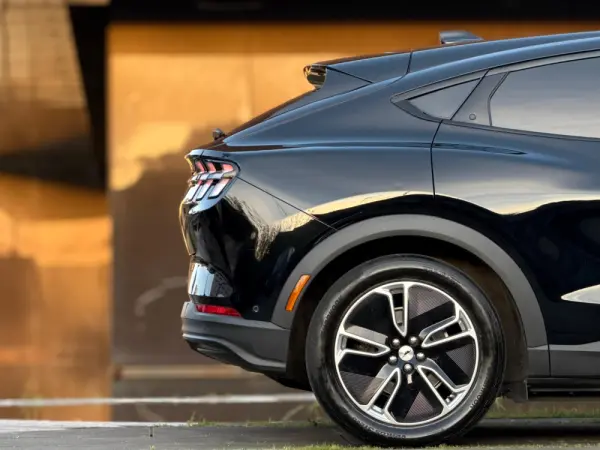 Ford Mustang Mach-E 75.7 kWh Base 14