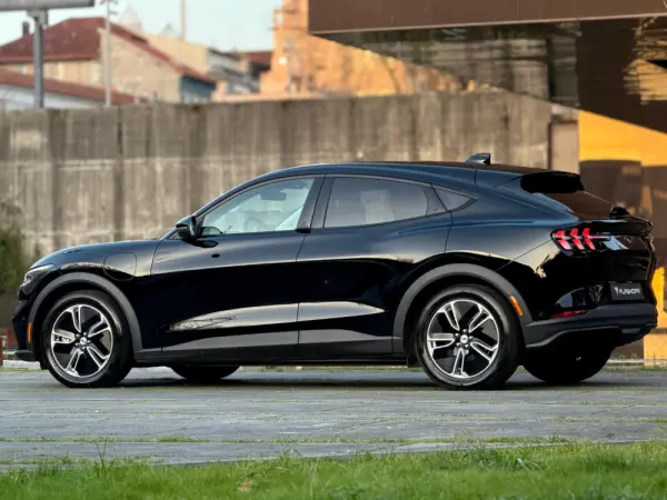 Ford Mustang Mach-E 75.7 kWh Base 5