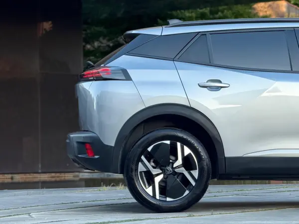 Peugeot 2008 1.2 PureTech Allure Pack 16