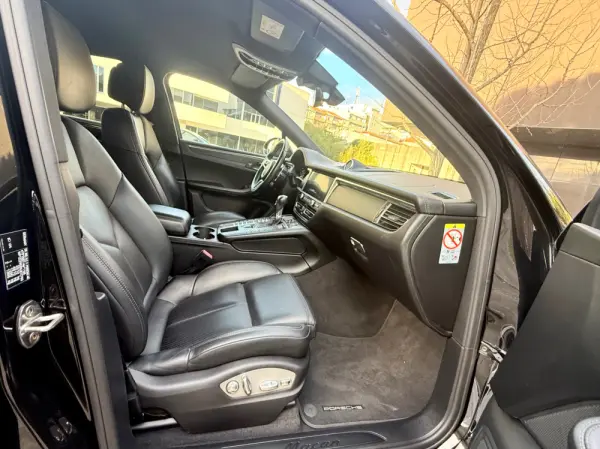 Porsche Macan Standard 31