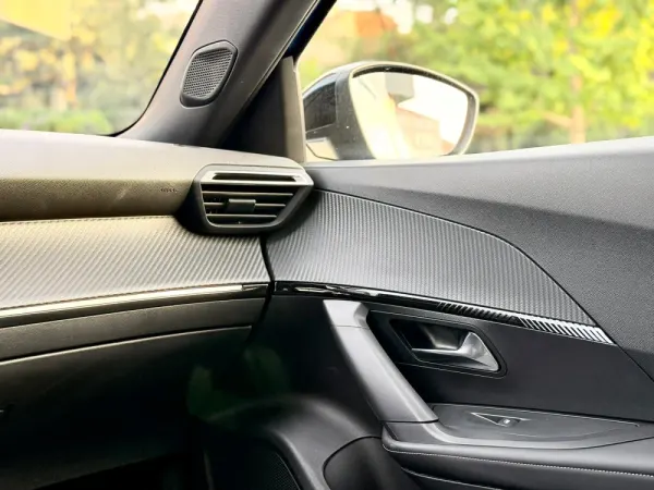Peugeot 2008 1.2 PureTech Allure Pack 21